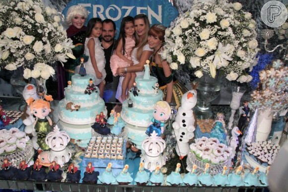 Luciano Camargo também escolheu o tema Frozen, da Disney para festejar o aniversário de 5 anos das gêmeas Isabella e Helena, em um buffet em São Paulo no dia 4 de março de 2015