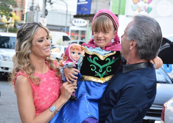 Rafaella Justus completou 5 anos vestida de princesa Anna, personagem principal do filme Frozen, produção também da Disney. A menina é filha de Roberto Justus e Ticiane Pinheiro e não tirava o sorriso do rosto durante a festa, que aconteceu em um buffet em São Paulo no dia 3 de agosto de 2014