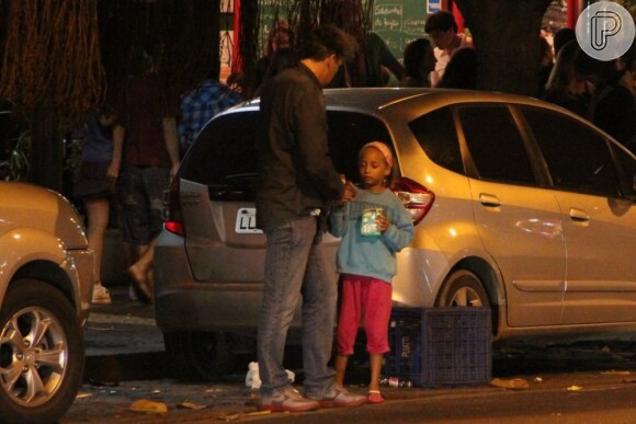Alexadre Borges dá dinheiro a uma menina que vendia balas