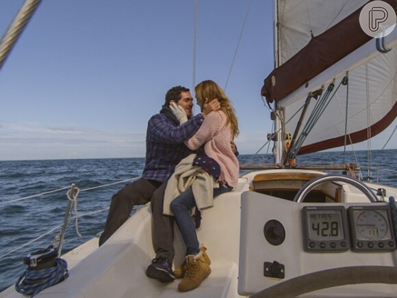 Júlia (Isabelle Drummond) beija Felipe (Michel Noher) novamente e decide ficar com ele, na novela 'Sete Vidas'
