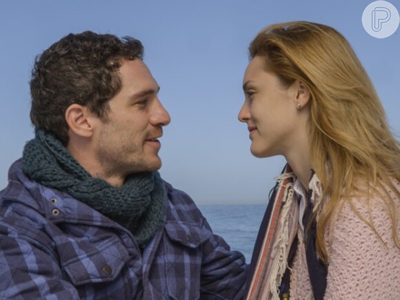 Júlia (Isabelle Drummond) resolve deixar o passado com Pedro (Jayme Matarazzo) para trás e assumir a relação com Felipe (Michel Noher), na novela 'Sete Vidas', em 27 de maio de 2015