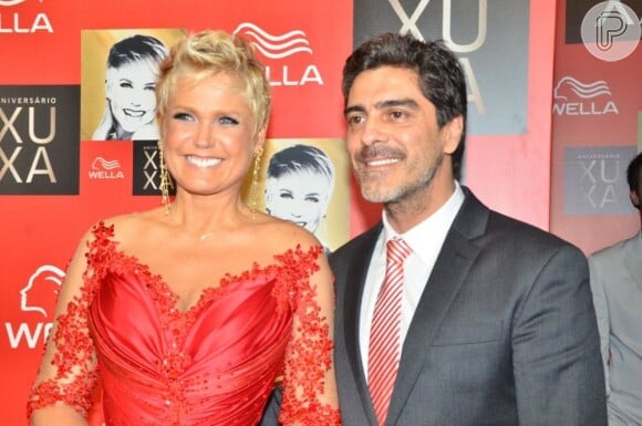 Na comemoração dos seus 50 anos, Xuxa esteve quase a todo momento acompanhada do namorado Junno Andrade