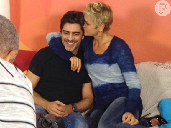 Xuxa beija o namorado Junno Andrade