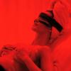 Gisele Bündchen posa de topless enquanto imita um bronzeamento artificial
