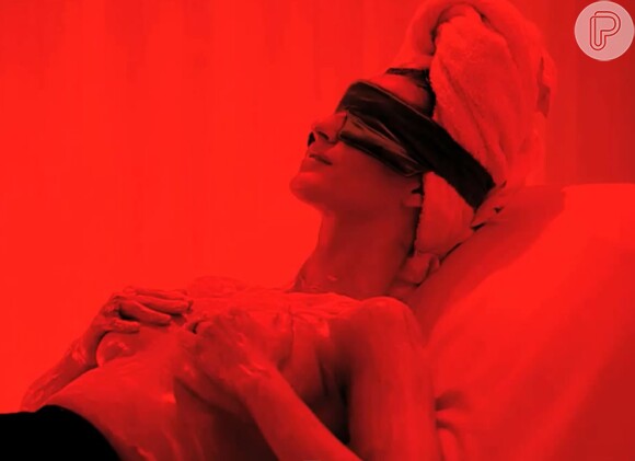 Gisele Bündchen posa de topless enquanto imita um bronzeamento artificial