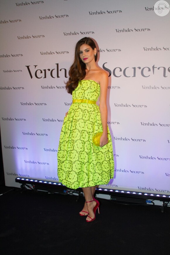 Camila Queiroz também se destacou na festa de 'Verdades Secretas'. A atriz escolheu vestido verde tomara que caia da estilista Mabel Magalhães