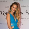 Yasmin Brunet escolheu um vestido azul da grife Mares com enorme fenda na perna para a festa de 'Verdades Secretas'
