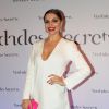 Para quebrar o look branco total, Fernanda Heras apostou em clutch rosa