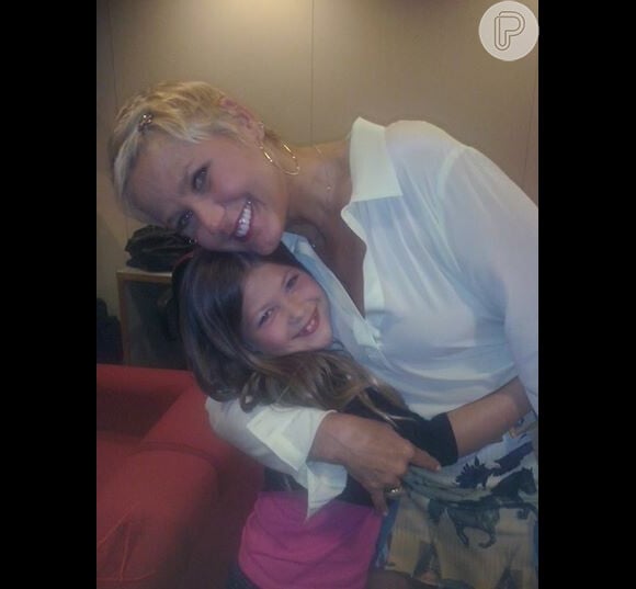 Nikki Meneghel, sobrinha de Xuxa, disse que a tia ficou empolgada ao saber de sua estreia na TV: 'Ela começou a pular'