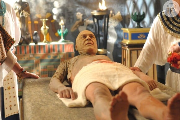 O ator Zécarlos Machado, o Faraó Seti I da novela 'Os Dez Mandamentos', passou quatro horas na maquiagem para as cenas de mumificação do personagem que irão ao ar em junho de 2015