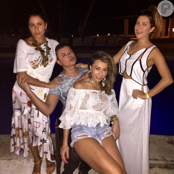 Ivete Sangalo reuniu amigos e família em uma festança na Bahia. Sabrina Sato e Fernanda Paes Leme estiveram por lá