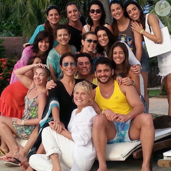 Ivete Sangalo reservou um hotel cinco estrelas para comemorar seu aniverário de 43 anos. Cantora reuniu amigos e família em uma festança na Bahia