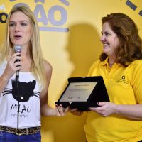 Fiorella Mattheis chora ao ser coroada madrinha de feira de doação de animais