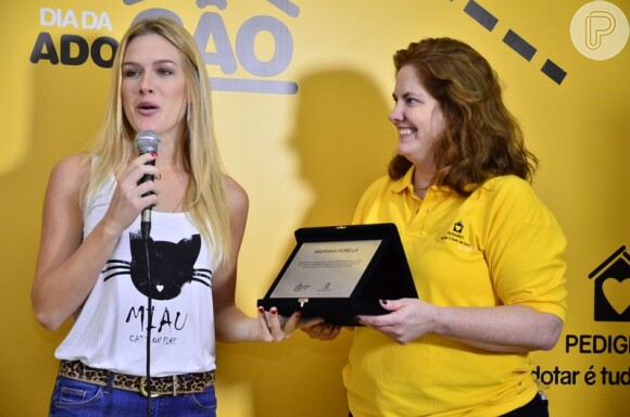 Fiorella Mattheis é homenageada com o título de madrinha da feira de adoção de animais, do Rio de Janeiro, em 31 de maio de 2015