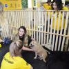 Yasmin Brunet marca presença em feira de adoção de animais no Rio de Janeiro