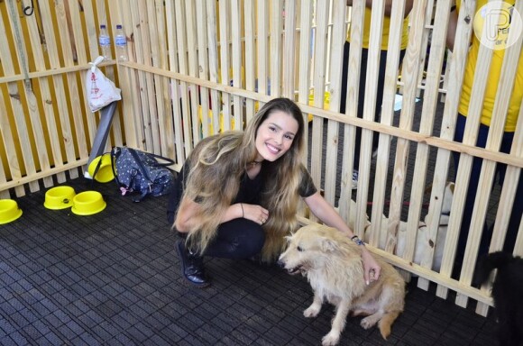 Yasmin Brunet marca presença em feira de adoção de animais no Rio de Janeiro