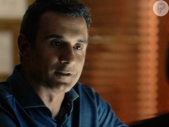 Carlos Alberto (Marcos Pasquim) está apaixonado por Regina (Camila Pitanga), na novela 'Babilônia'