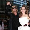 No dia em que completa 38 anos, Angelina Jolie acompanhou o marido, Brad Pitt, na première alemã do filme 'Guerra Mundial Z'