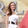 Angelina Jolie surpreendeu ao usar um vestido branco, marcando sua nova silhueta após cirurgia