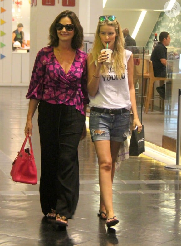 Sempre que têm uma folga nas agendas, Yasmin e Luiza Brunet aproveitam para bater perna no shopping
