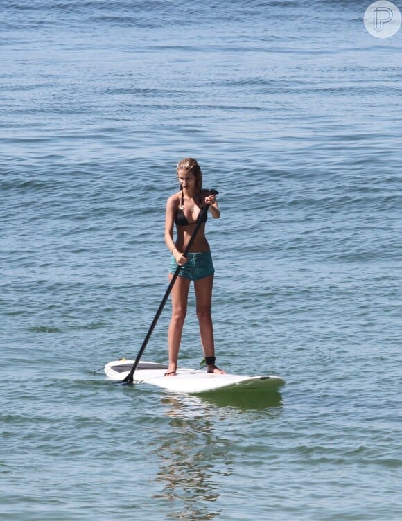 Yasmin Brunet gosta de praticar esporte e quando o stand up paddle virou moda no Brasil, a modelo se jogou no mar para testar