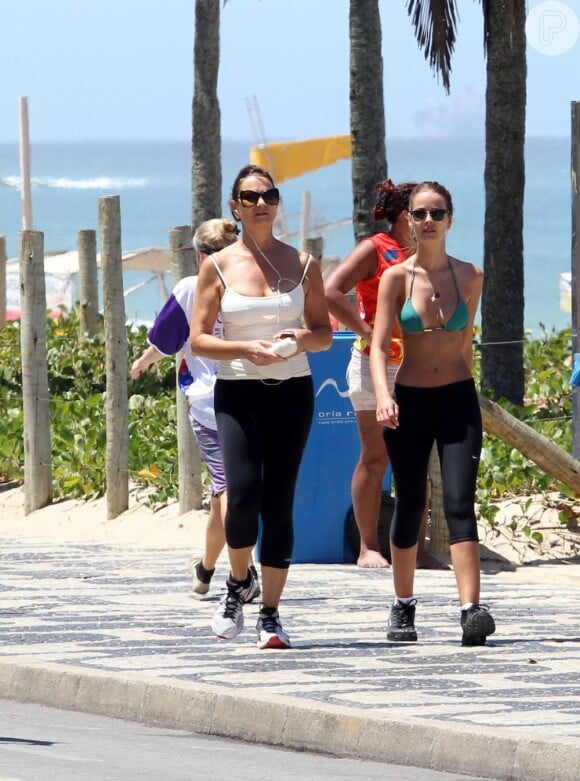 Yasmin e Luiza Brunet são muito companheiras, até mesmo na hora de se exercitar
