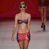 No Fashion Rio Verão 2014, Yasmin Brunet desfilou pela Triya e exibiu o corpo esguio e barriga seca