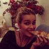 Yasmin Brunet provou que não fica presa a dietas para manter o corpo de modelo e postou uma foto em sua conta do Instagram comendo um pedaço de pizza