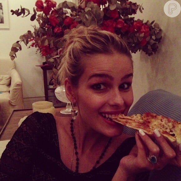 Yasmin Brunet provou que não fica presa a dietas para manter o corpo de modelo e postou uma foto em sua conta do Instagram comendo um pedaço de pizza
