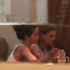A atriz Nanda Costa encontra com amigos em restaurante no Leblon, no Rio