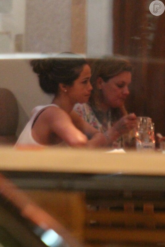 A atriz Nanda Costa encontra com amigos em restaurante no Leblon, no Rio