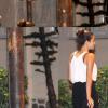 A atriz Nanda Costa usa minissaia preta, blusa branca e sapatilhas coloridas