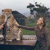 Giovanna Ewbank posou na África do Sul fazendo carinho em um guepardo