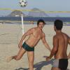 José Loreto joga futvôlei na areia