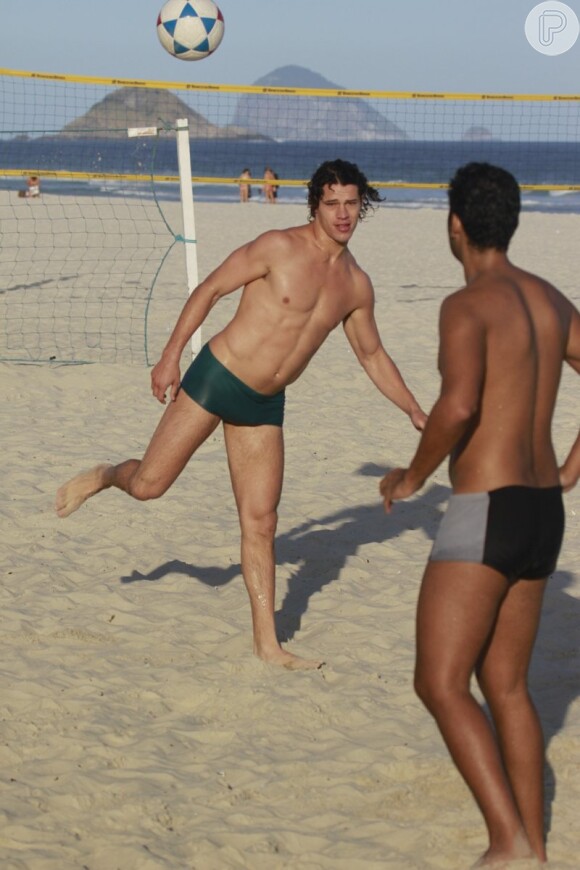José Loreto joga futvôlei na areia