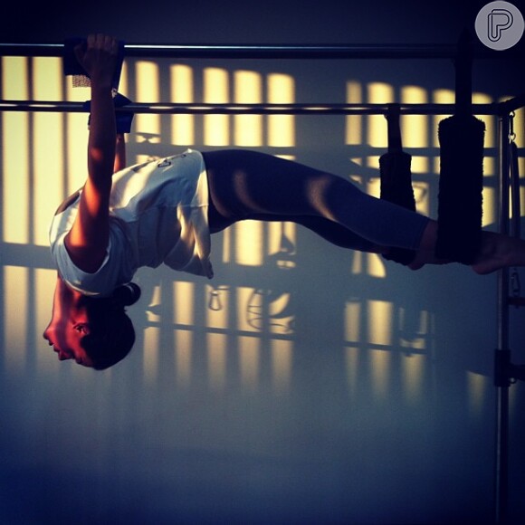 Isis Valverde posa durante aula de pilates, em 4 de junho de 2013