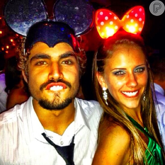 Caio Castro posa com a namorada, Sabrina Pimpão: 'Porque todo Mickey tem uma Minnie'
