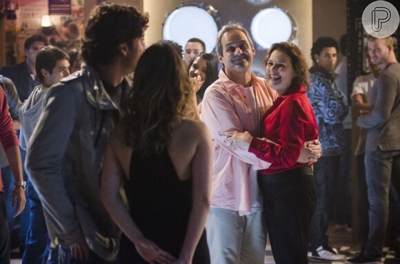 Salma (Louise Cardoso) e Gilson (Daniel Dantas) ficam contentes de ver Bento (Marco Pigossi) e Malu (Fernanda Vasconcellos) se beijando, em 'Sangue Bom'