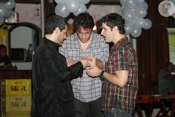 Bruno Garcia, Humberto Carrão e Rodrigo Lopez coversam na festa 'Sangue Bom'
