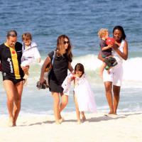 Cláudia Abreu e Isis Valverde aproveitam as férias em dia de praia