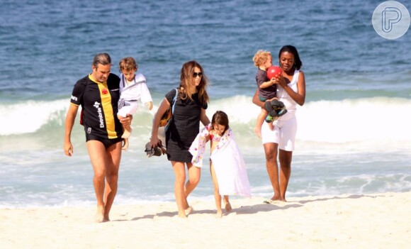 Cláudia Abreu passou a manhã na praia com os filhos, Felipa, José Joaquim e de Pedro Henrique, além do marido, o cineasta José Henrique Fonseca, em 8 de junho de 2013