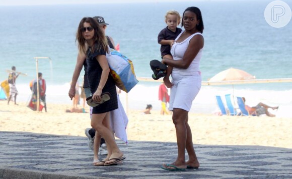 Cláudia Abreu estava acompanhada de uma babá durante a amanhã de praia