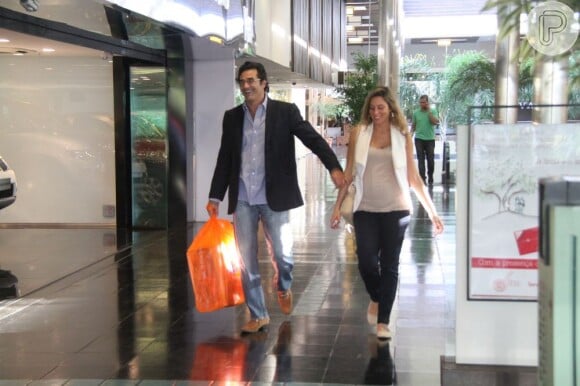 Luziano Szafir e Luhanna Melloni caminham felizes pelo shopping. O casal foi flagrado na quarta-feira (5), e ela exibia uma barriguinha já arredondada