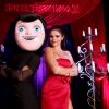 Selena Gomez posa ao lado da personagem Mavis, dublada por ela em 'Hotel Transylvânia 2'