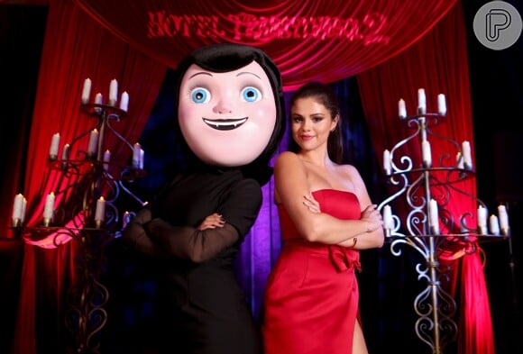 Selena Gomez posa ao lado da personagem Mavis, dublada por ela em 'Hotel Transylvânia 2'