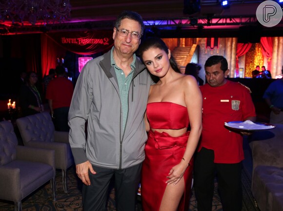Selena Gomez posou ao lado do diretor de filmes Thomas Rothman