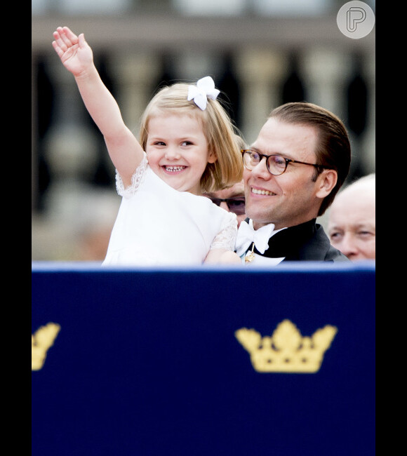 Daniel Wesling, marido da princesa Victoria, e sua filha, a princesa Estelle