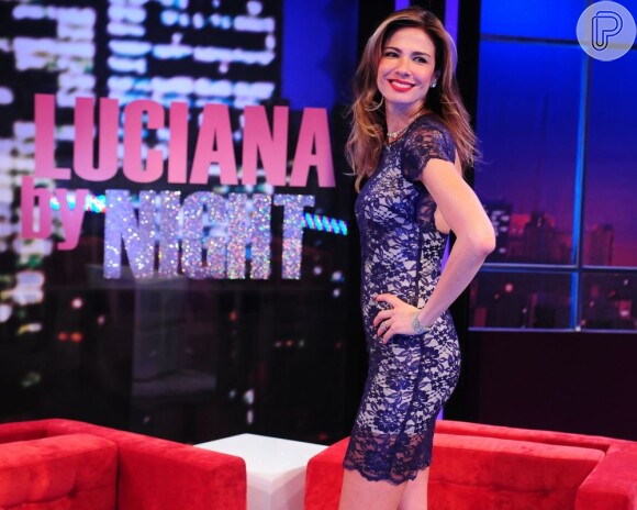 Luciana Gimenez posa no cenário do 'Luciana by Night'