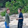 Kristen Stewart e Alicia Cargile em momento de descontração durante viagem pelo Havaí