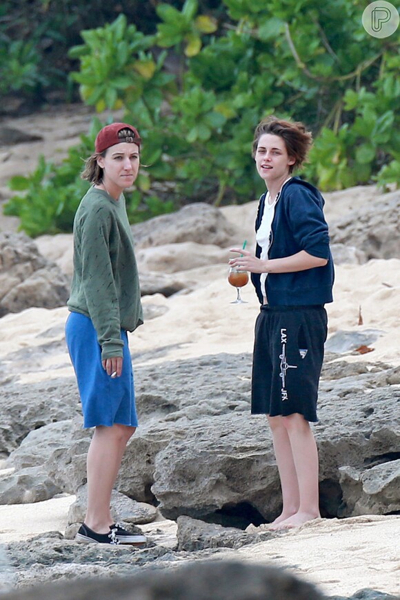 Kristen Stewart e Alicia Cargile em momento de descontração durante viagem pelo Havaí